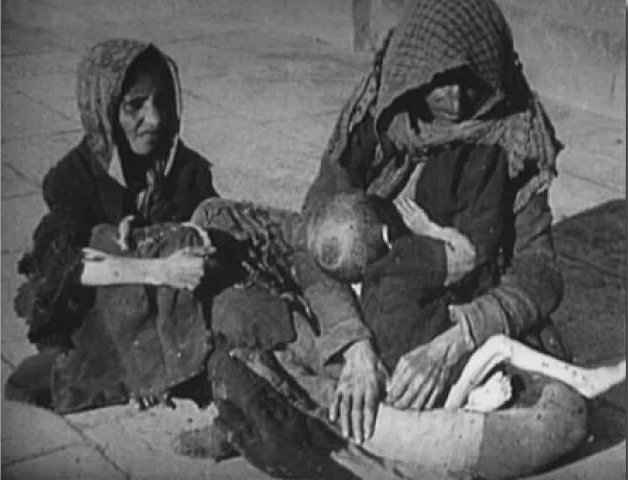 116. Η μάνα με το σκελετωμένο παιδία της